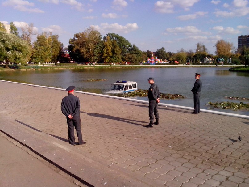 Большой полицейский конфуз в центральном пруду Одинцова! (очень весело)